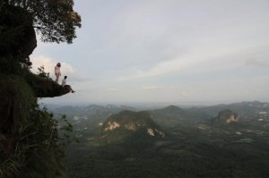 попробовали бы они так сделать на горе Khao Nang Nak в Таиланде. рядом с Краби.