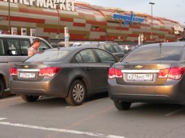 На парковке рядом со мной...