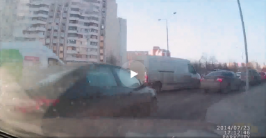 Редкостное гавно, калиброванная сволочь. Смотрел и так хотелось ногами бить и бить этого рега. Автоподставщик, который пытается делать вид, что якобы он "санитар".
А уж когда он сказал "я думал он поедет налево".
Сука.
Гляньте на положение тачки, налево он думал. Нет парниша, о денежках ты думал. Ты ездишь по дороге и ищешь денежек, ломая людям планы и обворовывая их.