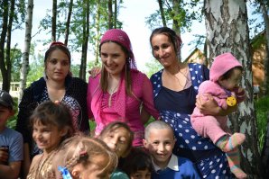 Автор поста ошибается по поводу "...воспитавших 10 и более детей". Да, такая фраза есть в статуте ордена, но дальше прописано чётко - 
 Присвоение звания  Мать-героиня  производится по достижении последним ребёнком возраста одного года и при наличии в живых остальных детей этой матери.
То есть воспитание не учитывается. Поэтому основными получателями этого ордена были цыганки. То есть это им пошли эти тонны серебра.