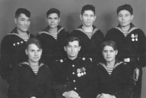 Слева сверху мой дед. Служит сверхсрочную на балтийском флоте. А так он на самоходке воевал.