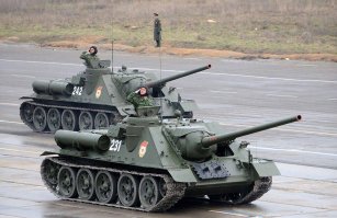 в общем швейцарцы умеют считать деньги, поэтому и не стали заказывать такое гуано, да еще и после войны...
А лучшая самоходка Второй Мировой , это -СУ-100 в качестве противотанковой и ИСУ-152 в качестве штурмовой