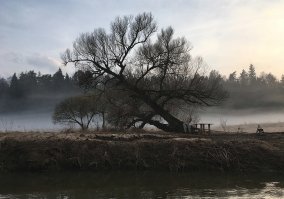 О мои кресла.  И водопадик на котором застряли нелдалеко. А еще раньше  под Калужским мостом интересно.  Правый берег Калужская область, а левый уже Москва, именно Москва а не Московская область.
