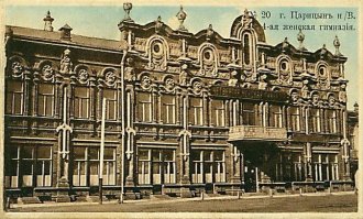 Фотографии Царицына
4-я Женская гимназия. Открыта 5.09.1910 г. С 1911 г. в здании также располагалось городское четырехклассное женское училище (начальное учебное заведение). В настоящий момент в здании располагается Казачий театр.