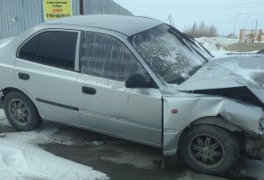 Проезжал сегодня мимо места ДТП.
Хозяин своего подбитого Акцента не стал забирать, стоит Хёндэ один, скучает