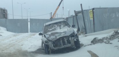 Проезжал сегодня мимо места ДТП.
Хозяин своего подбитого Акцента не стал забирать, стоит Хёндэ один, скучает