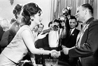 А мне ужасно нравятся фотки, где на Юрия Алексеевича с неописуемым восхищением смотрит тогдашняя супер-звезда Джина Лоллобриджида: