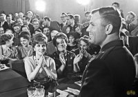 А мне ужасно нравятся фотки, где на Юрия Алексеевича с неописуемым восхищением смотрит тогдашняя супер-звезда Джина Лоллобриджида: