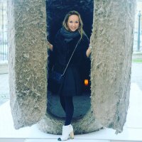 а вот эта хрупкая девушка Валерия Лошак сделала этот 6 метровый валенок)