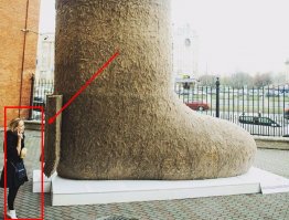 а вот эта хрупкая девушка Валерия Лошак сделала этот 6 метровый валенок)