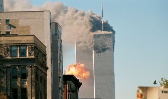 Они были слышны - но скорость звука гораздо меньше скорости света ;)
На фото скорее момент взрыва + несколько секунд на распространение звука: 1) все люди спокойны - они еще ничего не знают, 2) как раз после взрыва образовался клуб дыма, который начало сносить достаточно сильным ветром. Когда первоначальный клуб дыма был унесен ветром - больше таких не было, был именно дым пожара: