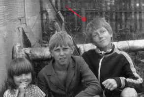 Эх настальгия..  Еще недавно приезжал к тетке в Россию из Кишинева ребенком.
Вот этот пиз...юк справа.
Какое беззаботное время было..  Каким раздолбаем был я...
Но это уж точно, о чем говорил Костик, в Покровских воротах, - не недостаток.