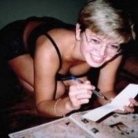 Уже смолоду знала в какой позе нужно стоять)))