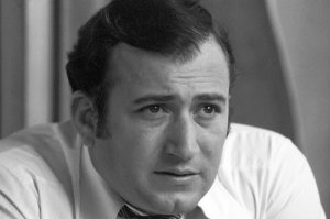 Впервые Шаварш Карапетян спас жизни десятков людей в январе 1974 года. Спортсмен вместе с товарищами по команде и тренерами на автобусе возвращался в Ереван со знаменитой высокогорной спортивной базы в Цахкадзоре. На горной дороге у машины начались неполадки, и водитель остановился для ремонта. Пока шофер возился в моторе, автобус внезапно покатился к краю дороги, и через несколько мгновений мог упасть в ущелье.

Шаварш, сидевший ближе к кабине водителя, сориентировался первым. Он разбил стеклянную стенку кабины и резко вывернул руль в сторону горы. Специалисты потом говорили, что в той ситуации это было единственно правильное решение. Благодаря ему уцелел и сам спортсмен, и еще три десятка человек.
16 сентября 1976 года у Шаварша Карапетяна было обычная тренировка на берегу Ереванского озера.  Вместе с ним пробежку совершали его брат Камо и тренер  Липарит Алмасакян.

Буквально на их глазах с дороги в озеро слетел переполненный людьми троллейбус. В считанные секунды он ушел на дно.

По официальной версии, причиной аварии стал сердечный приступ у водителя. Гораздо позже выплыла настоящая причина трагедии   шофер сцепился с пассажиром, желавшим выйти в неположенном месте. Заварушка между двумя чересчур темпераментными южными мужчинами закончилась плачевно.

 7 самых курьезных случаев с Олимпийским огнем
Троллейбус оказался на глубине 10 метров. Шаварш принял решение молниеносно   он будет нырять, а брат и тренер   вытаскивать пострадавших на берег.

Это была невероятно сложная задача. Вода в Ереванском озере была очень холодной, видимость практически нулевой. Эти  радости  дополнялись тем, что в озеро поступали отходы жизнедеятельности столицы Советской Армении.

Шаварш нырнул на 10 метров, выбил ногами заднее стекло троллейбуса, и стал доставать гибнущих людей.

Медики и спасатели, разбиравшие впоследствии ситуацию, пришли к выводу, что то, что сделал Шаварш Карапетян, вряд ли смог бы сделать еще хоть один человек на свете. Его подвиг сродни подвигам Геракла или Супермена.

Полная статья тут :