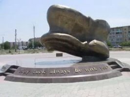 Оказалось куча памятников есть. Это только один...