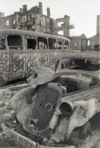 вот не было бы у тебя ника правдолюб яб промолчал , а так давай до правды копать. Все забубобные веры были не так давно ,годов до 90 когда массово по телевизору ,в брошурах , газетах пошла мода  на экстрасенсов, знахарей и разного рода как нечесть в дом не пускать.Помню тогда печатались разные газеты с заговорами  и кстати тогда же начали вводить что на пасху на могилки нельзя ходить. Нуда ладно , А до этого я точно помню чертополох в косяк двери чтобы нечисть в дом не пускать , подкову на дверь , на крыльцо , на телегу ,на машину вешали для удачи в дом ржавый часто засаленный и запылённый предмет никто не вносил , Мыть даже мысли не у кого не возникло бы ,лично у меня когда в отцовском доме рос лежало 3 найденных подковы , но прибита была найденная отцом с тяжеловоза ,на обычную лошадь эта подкова на копыто сверху одевалась ,размер большой был.У немцев кстати заметил подкову чуть наискось прибивали но тоже в низ