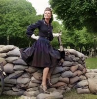 После автоматической колоризации совсем иное дело. Невероятно, до чего техника дошла, можно на давно минувшее ч/б прошлое взглянуть по новому.