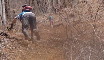 10 июня 1977 года James Earl Ray убийца Martin Luther King с шестью другими заключенными совершил побег из тюрьмы, но уже 13 июня был пойман полицией. За 55 часов проведенных на свободе Ray смог преодолеть только 13 километров по горным лесам близ городка Petros (Tennessee) где находилась тюрьма в которой он отбывал наказание.

На что, тогда еще молодой, Gary Cantrell воскликнул - "Я бы мог за это время сделать по меньшей мере 100 миль!". Так и родился Barkley Marathons - одна из самых трудных и безумных гонок в мире!

Трасса гонки не маркирована. Ее маршрут меняется каждый год и объявляется лишь за день до старта. Карта и компас вот и все, что предлагается участникам. По ходу гонки участники должны пройти от 9 до 13 контрольных точек (количество меняется каждый год), на которых найти книги и вырвать из каждой страницу соответствующую стартовому номеру участника. Страницы нужно будет затем предьявить по завершению круга. Никаких пунктов питания, только два пункта с водой на каждом круге. Лимит времени 60 часов на гонку или 12 часов на каждый круг.

Набор высоты на 100 миль колеблется то 16 500  до 20 500 метров. 

После прохождения каждой петли направление гонки меняется. В итоге 2 из 5 петель участники преодолевают в темноте. Гонка проводится в конце марта или начале апреля каждый год. Количество участников ограничено 40 бегунами

Первое и самое сложное с чем сталкиваются участники это холод (иногда до  -10 С) и высокая влажность (дождь). 

С первого старта гонки, который прошел в 1986 году, полностью закончить дистанцию и выполнить все требования организатора сумели лишь 14 бегунов из более чем 1200 участников за 30 лет. Некоторые из них, например как Jared Campbell (3 финиша) или Brett Maune (2 финиша), сумели финишировать несколько раз. Всего за историю гонки было только 17 успешных финишей!

Brett Maune принадлежит с 2012 года текущий рекорд гонки - 52 часа 3 минуты и 8 секунд.