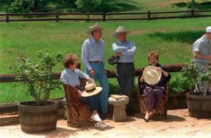 Бывшие мировые лидеры Рейган и Горбачев расслабляются на ранчо Рейгана в Санта-Барбаре в мае 1992 года, всего через 5 месяцев после отставки Горбачева. После новостей о смерти Рейгана в 2004 году, Горбачев отозвался о нем как о  великом президенте  и сказал что эти новости его  очень расстроили .