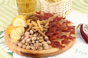 А рыбки сухой, орешков, сырка - не?