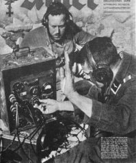 Гамбург.Служба "И" (I-Dienst) прослушивает руины на предмет погребенных, но еще живых жертв бомбёжки.