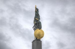 Уже в августе 1945 г. в самом центре Вены, на площади  Шварценбургплатц, был открыт мемориальный комплекс посвященный нашим погибшим воинам. Центральная часть - солдат с флагом и щитом. В 1955 году весь комплекс был принят на баланс мэрии Вены. Вскоре австрийцы покрыли каску, щит и древко флага золотом. Хотели еще и автомат, но не получилось.
У меня дед войну в Вене закончил и был доволен, что австрияки такое уважение проявили.
А когда какая-то сволочь в 2015 году облила Солдата краской, вся венская полиция стояла на ушах. Но не поймали к сожалению.