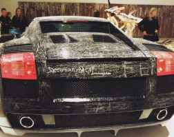 Так это плагиат уже!!! Я первый нацарапал на машине!!!! А "ХУЙ"- это потом было!