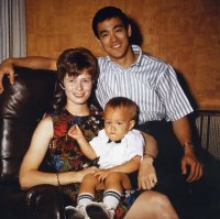 Брюс и Линда с сыном Бренданом.