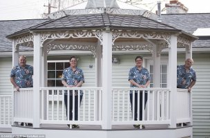 Что-то представил: приехал к кому-нибудь на дачу, выпил, пошёл за догоном, заблудился, заходишь в одну из калиток, видишь эту картину и моментально бросаешь пить.