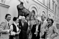 Справедливости ради, надо заметить, что актёры, запечатлённые на этой фотографии, никогда не снимались в одном фильме.
Тем не менее, эта фотография кочует по просторам интернета именно с подписью о "закулисье съёмок фильма".
На самом деле все эти актёры - актёры Государственного академического Малого театра России возле памятника А.Н.Островскому возле Государственного академического Малого театра России.