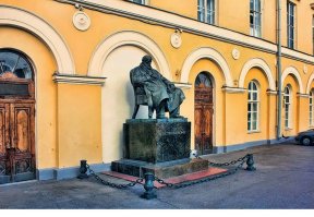 Справедливости ради, надо заметить, что актёры, запечатлённые на этой фотографии, никогда не снимались в одном фильме.
Тем не менее, эта фотография кочует по просторам интернета именно с подписью о "закулисье съёмок фильма".
На самом деле все эти актёры - актёры Государственного академического Малого театра России возле памятника А.Н.Островскому возле Государственного академического Малого театра России.