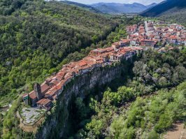 Большая часть европы состоит из подобных мест. Только в одной Каталонии в радиусе 150км от Барселоны с десяток городков, которые имеет смысл посмотреть. Бесалу, Кастельфоллит, Санта-Пау, Бегет, Кадакес, Тосса де мар, Калея и так далее. Фотографии сделаны мной на прошлой неделе.