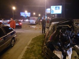 ""он вылетел через правую дверь и сам летел метров 20. Левая дверь была на месте, центральная консоль не сдвинулась...""
Отсюда: