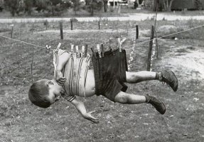 Дети привязали младшего брата к стулу скотчем, потому что он мешал им играть в покемонов