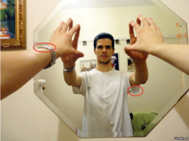 Была тут ниже и такая версия, но к данному примеру широкоугольник неприменим.
Чтобы это понять, достаточно внимательнее посмотреть на ракурс фотографии.
Если предположить что широкоугольник на штативе стоит, то стоять он должен на уровне паха, не выше. 
А теперь посмотрим на фото: точнее на верхнюю часть браслета на руке, изнанку футболки в рукаве. Эти места можно увидеть только если объектив находится на их уровне или даже чуть выше