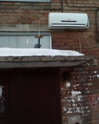 А тут что не так? Это специально бабушки себе установили, чтобы на лавочке сидеть было прохладно в любую жару. А то вдруг какой наркоман или проститутка пройдут незамеченными?