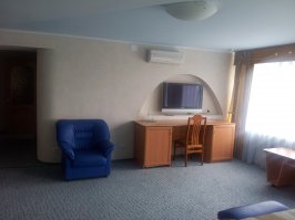 Орел, гостиница Салют 2 звезды. Кстати для тех кто не в курсе -для 5 звезд нужен дневной запас воды на всю гостиницу и автономное эелектропитание. не многие 5звездочные гостиницы этим могут похвастать. Вывод звезды просто покупают. на самом деле можно найти хорошую гостиницу в 2х и 3х звездах и не переплачивать за мнимую звездность
