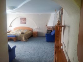 Орел, гостиница Салют 2 звезды. Кстати для тех кто не в курсе -для 5 звезд нужен дневной запас воды на всю гостиницу и автономное эелектропитание. не многие 5звездочные гостиницы этим могут похвастать. Вывод звезды просто покупают. на самом деле можно найти хорошую гостиницу в 2х и 3х звездах и не переплачивать за мнимую звездность