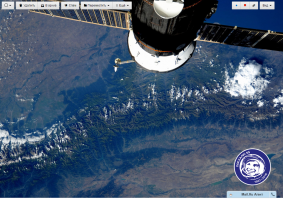 У меня с прошлого года на почте тема - космос . Кликаешь на кругляк и переносишься на сайт истории космонавтики .