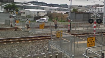 Рельсы двухколейные, её страны, а не города :)
Да, тоже заметил, направо посмотрела, видимо туристка. Только одноколейные рельсы и будет одноколейные - левосторонними они станут по отношению к другой колей, от куда ожидать поезда определяет светофор - по какую руку светофор, от туда и поезд. А ещё переход с зигзагами из перегородок, по которым передвигаясь идешь на встречу поезду.
-36.867955, 174.757459