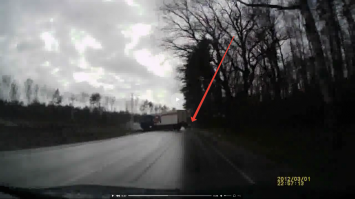 Мне показалось, или там какой-то уе.бан перегородил полосу, даже на обочину не съехал. Вот кто, по сути,  убийца... Ну или так сказать первопричина трагедии. Сколько раз таких наблюдаю, мне надо вот и встану абы как. Уж лучше бы его фура смела с дороги...