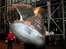 это обшивка джемени предшественницы аполона, а про следы не убедительно , на других фотах они есть , да и зачем тащить этот ровер на планету ? Да главное на аполоне горшков не было.Ходили в памперсах 2 недели 
 да ещё тысячу мелочей ,от внутренего давления открывание дверей и тд но это правда не мои наблюдения