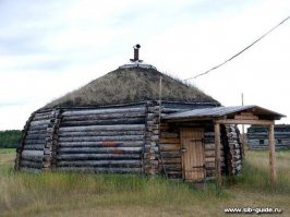 Это называется юрта-балаган ,жилище сезонное (зимнее) кочевых или частично оседлых народов Севера и Сибири.