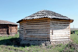 Это называется юрта-балаган ,жилище сезонное (зимнее) кочевых или частично оседлых народов Севера и Сибири.