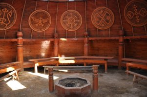 Это называется юрта-балаган ,жилище сезонное (зимнее) кочевых или частично оседлых народов Севера и Сибири.