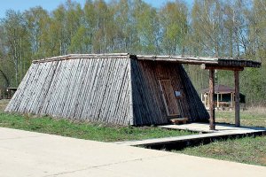 Это называется юрта-балаган ,жилище сезонное (зимнее) кочевых или частично оседлых народов Севера и Сибири.