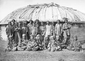 вот чего не знаете о том не спорте. у нас в хакасии леса хватало и местное население строило и до сих пор строит юрты из дерева. некоторые строят дом и рядом деревянную юрту а еще у крепких хозяев теперь ставят и двухэтажные юрты. а камню прародительницы поставили стеклянную юрту. фото дореволюцинное. фото одного из современных образцов  юрты  стеклянная юрта для идола.