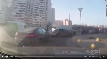 Не нужно перекручитвать факты.
Если он хотел повернуть направо, то надо было занять крайнее правое положение.
Правила дорожного движения
Глава 8. Начало движения, маневрирование
Статья 8.5. Перед поворотом направо, налево или разворотом водитель обязан заблаговременно занять соответствующее крайнее положение на проезжей части, предназначенной для движения в данном направлении, кроме случаев, когда совершается поворот при въезде на перекресток, где организовано круговое движение.