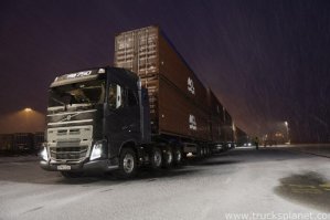 Совсем не Австралия. Действие происходило в порту города Гетеборг, Швеция, где 40 контейнеров, заполненных запчастями для Volvo, были сформированы в 300-метровый автопоезд. Тягачом стал абсолютно стандартный FH16 750, и в то время, как червячные передачи позволяют ему ехать со скорость 0,5км/ч для того, чтобы в особо сложных местах передвигать тяжёлые грузы, 750 тонн стали самой сложной задачей для него, ведь не так пойти могло что угодно - начиная от муфты и заканчивая сцеплением с самой коробкой передач.