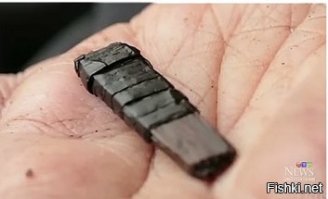 Это флешка не в чёрной изоленте, а в СИНЕЙ!!! Она просто выцвела за 14 000 лет!